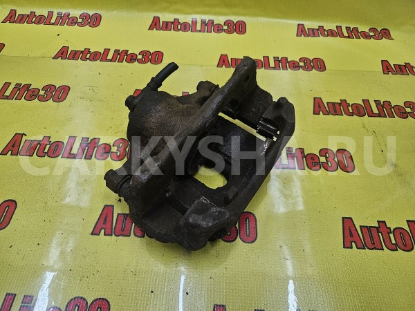 Суппорт тормозной передний правый Toyota Auris 