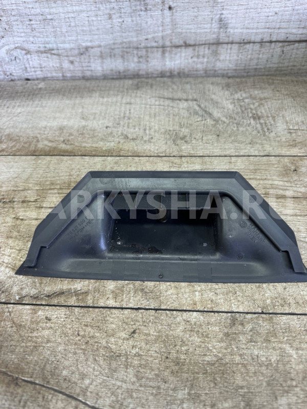Накладка кожух  замка багажника VW Touareg NF 2 Volkswagen Touareg оригинальный номер 7p6827520c