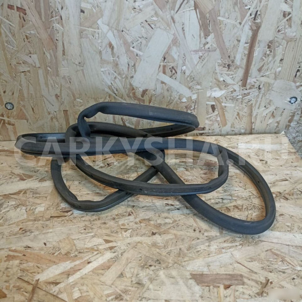 Уплотнитель задней левой двери Opel Astra J Opel Astra оригинальный номер 13260045