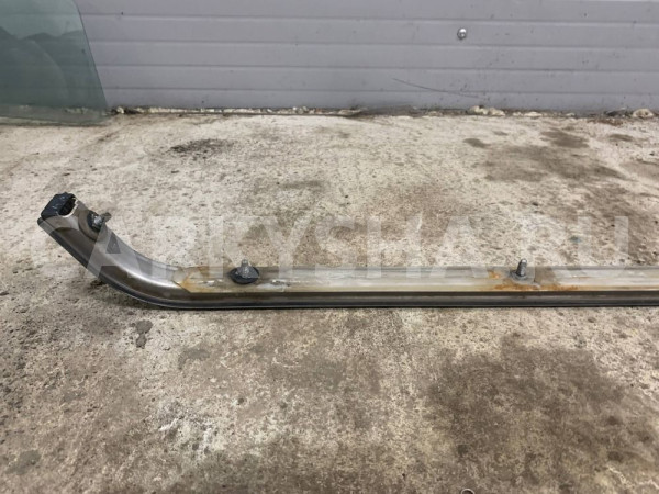 Направляющая правой сдвижной двери Hiace XH10 Toyota HiAce оригинальный номер 6830326030