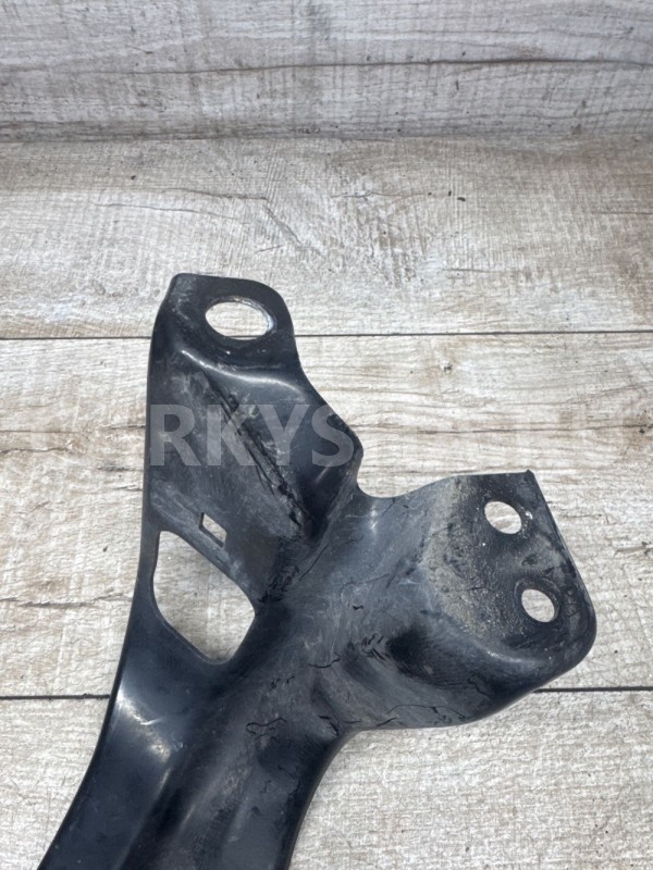 Крепление радиатора акпп правый Suzuki Kizashi Suzuki Kizashi оригинальный номер 2493357L10