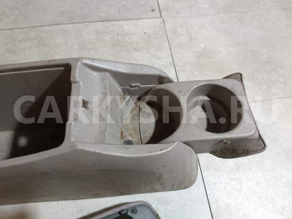 Подлокотник Toyota Prius оригинальный номер 5891247010