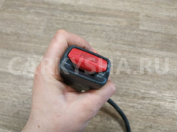 Ответная часть ремня безопасности Toyota Avensis оригинальный номер 7323005040B0