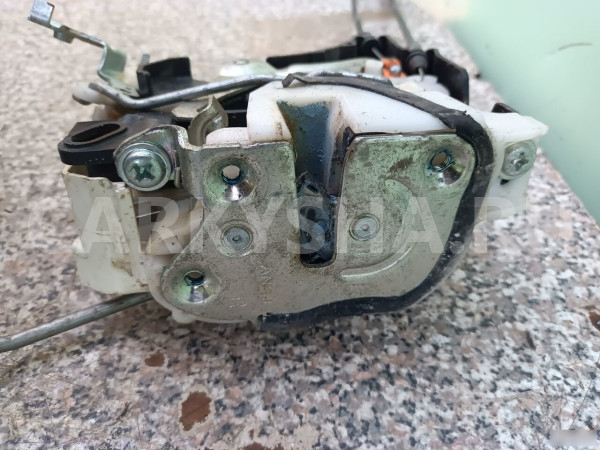 Замок двери передней правой Митцубиси Л200 Mitsubi Mitsubishi i оригинальный номер 5715A186