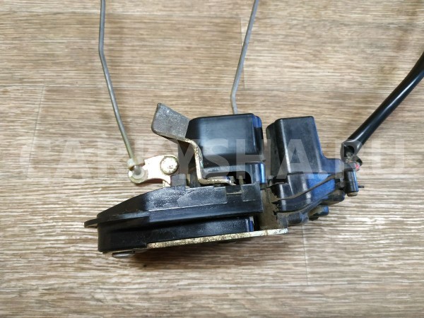 Замок двери задней правой Mazda Capella 