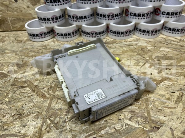 Салонный блок предохранителей Toyota Camry VII (XV50) оригинальный номер 82730-33F71