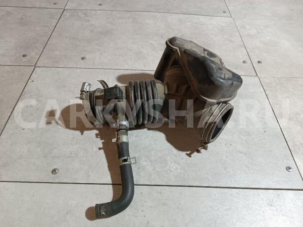 Патрубок воздушного фильтра Nissan Sunny оригинальный номер 165786N010