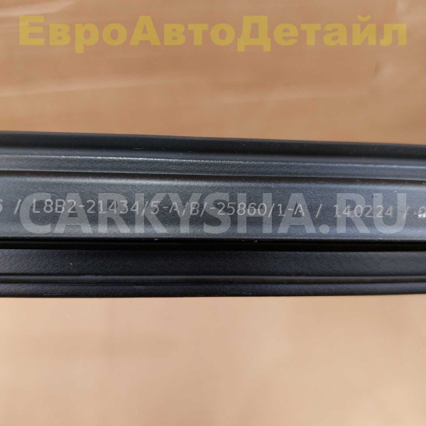 Уплотнитель стекла двери Land Rover Defender L663 Land Rover Defender оригинальный номер LR131248