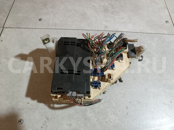 Блок предохранителей салонный Toyota Prius оригинальный номер 8273047010