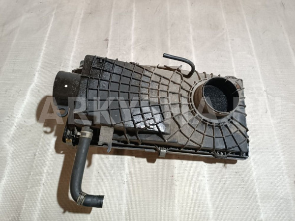 Корпус воздушного фильтра Nissan Primera оригинальный номер 165003J300