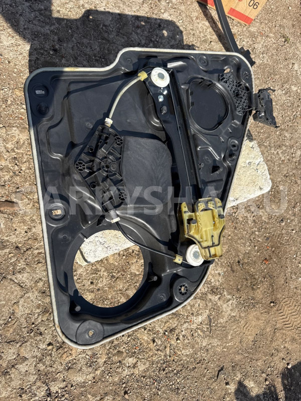 Стеклоподъемник задний левый Jeep  Cherokee wk2 Jeep Cherokee оригинальный номер 68231069aa