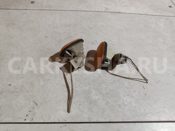 Повторитель на крыло желтый Toyota Prius оригинальный номер 8173017051