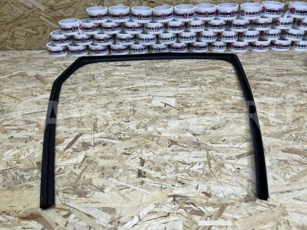 Уплотнитель стекла задний правый Infiniti QX60 II оригинальный номер 82330-6SA0B