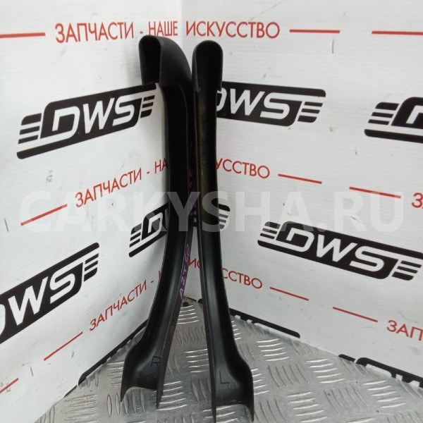 Кожух петли крышки багажника Toyota Avensis 