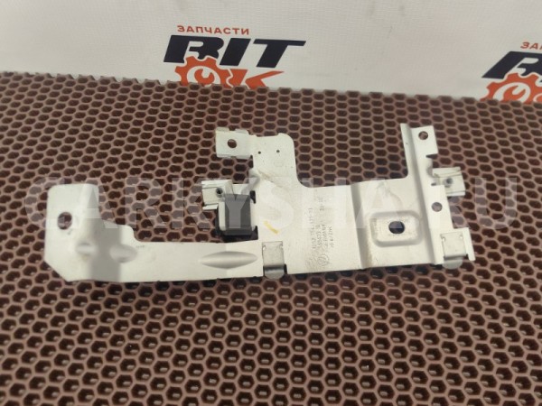 Кронштейн декоративной крышки ДВС BMW 5er 