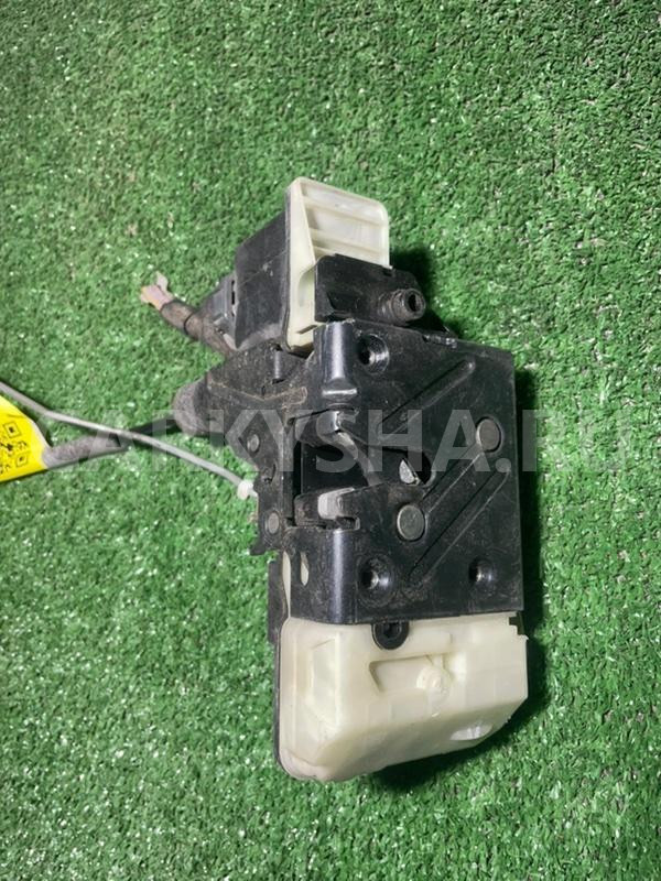 Замок боковой двери Volvo XC90 оригинальный номер 31253059