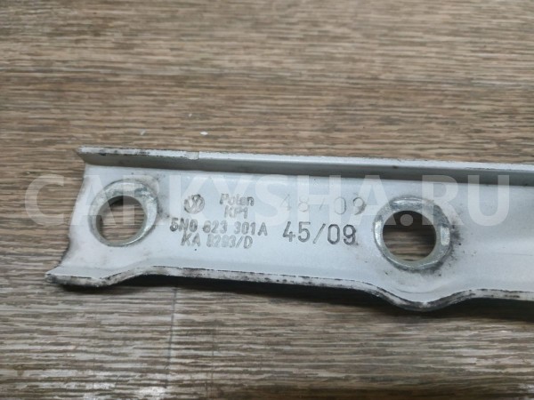 Петля капота левая Volkswagen Tiguan 