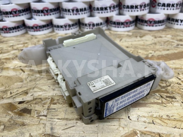 Салонный блок предохранителей Toyota Camry VII (XV50) оригинальный номер 82730-33F72