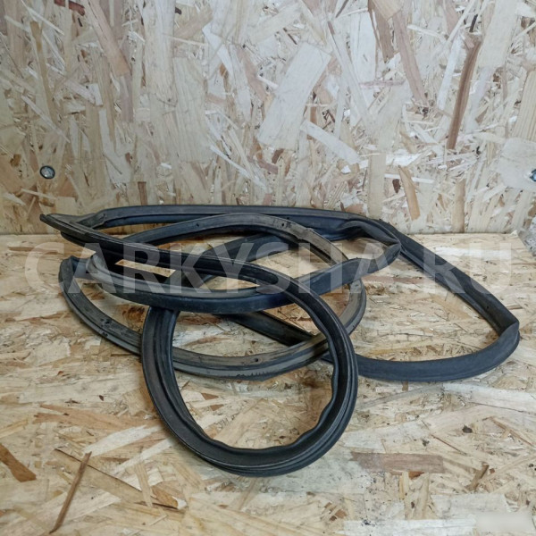 Уплотнитель двери задней правой Toyota Auris E150 Toyota Auris оригинальный номер 6233102160B0