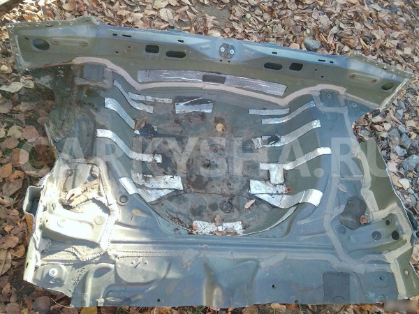 Задняя панель с тазиком Toyota Auris Toyota Auris оригинальный номер 5830702091