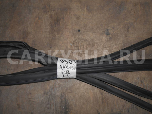 Уплотнитель двери передней правой Toyota Avensis II 2003-2008 Toyota Avensis оригинальный номер 6786205040