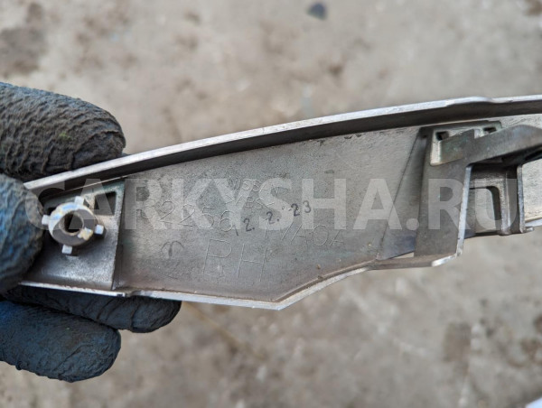 Накладка на бампер Nissan Serena оригинальный номер 622561VA0A