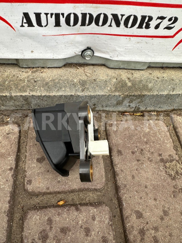 Кнопка стояночного тормоза Toyota Avensis T270 Toyota Avensis оригинальный номер 8439005010