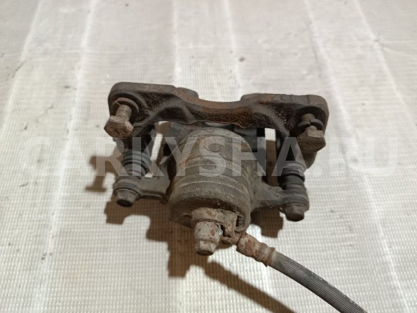 Суппорт тормозной передний левый Nissan Sunny оригинальный номер 410110M600