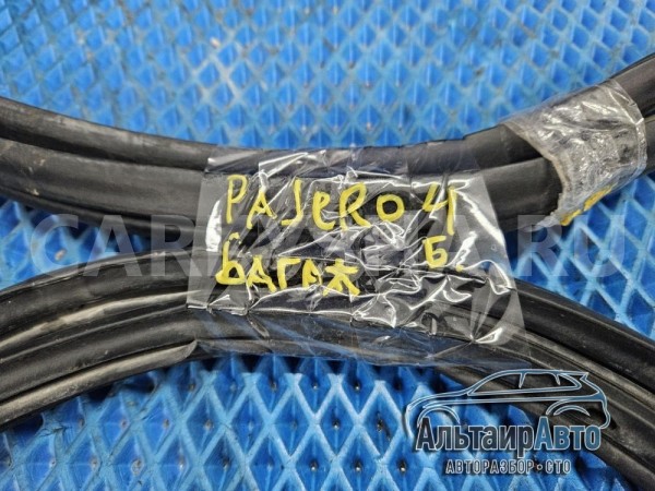 Уплотнитель стекла форточки багажника Pajero 4 Mitsubishi i оригинальный номер MR971373