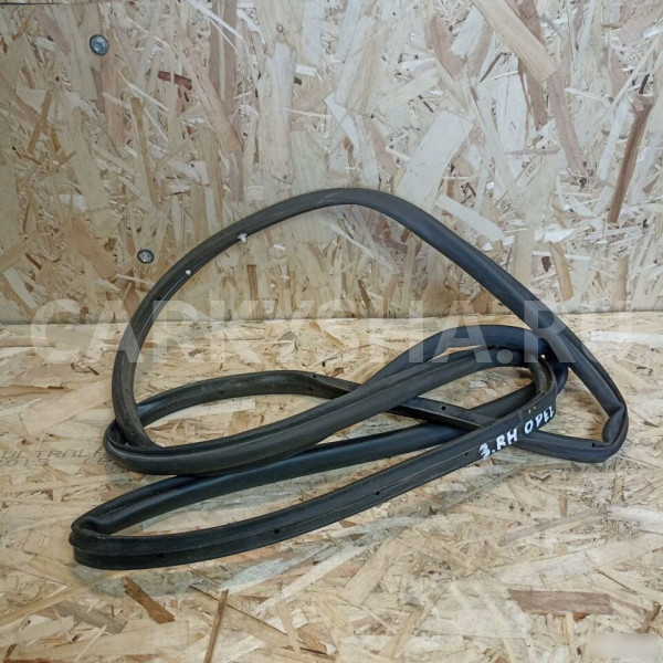Уплотнитель задней правой двери Opel Astra J Opel Astra оригинальный номер 13260045