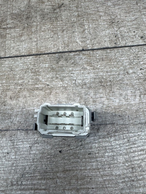 Nissan Qashqai (J10) I кнопка центрального замка Nissan Qashqai оригинальный номер 25210JD00A