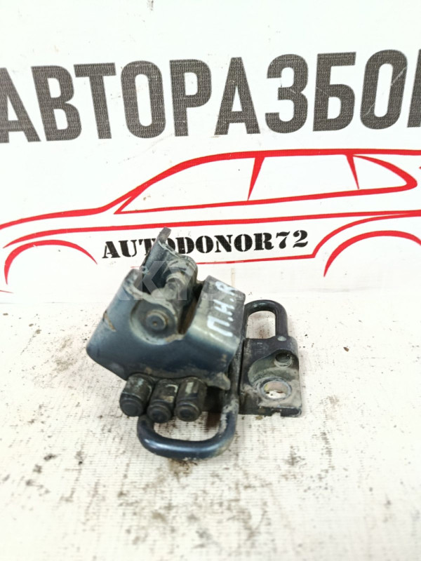 Петля пер прав двери нижняя VW Golf Mk5 2003-2009 Volkswagen Golf оригинальный номер 1K0831412Q