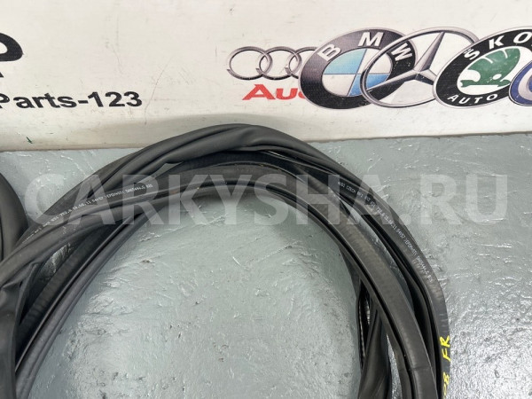 Уплотнение двери переднее Audi A1 2011 Audi A1 