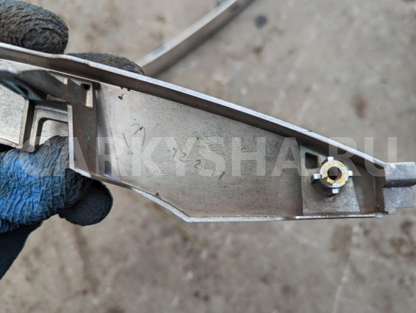Накладка на бампер Nissan Serena оригинальный номер 622571VA0