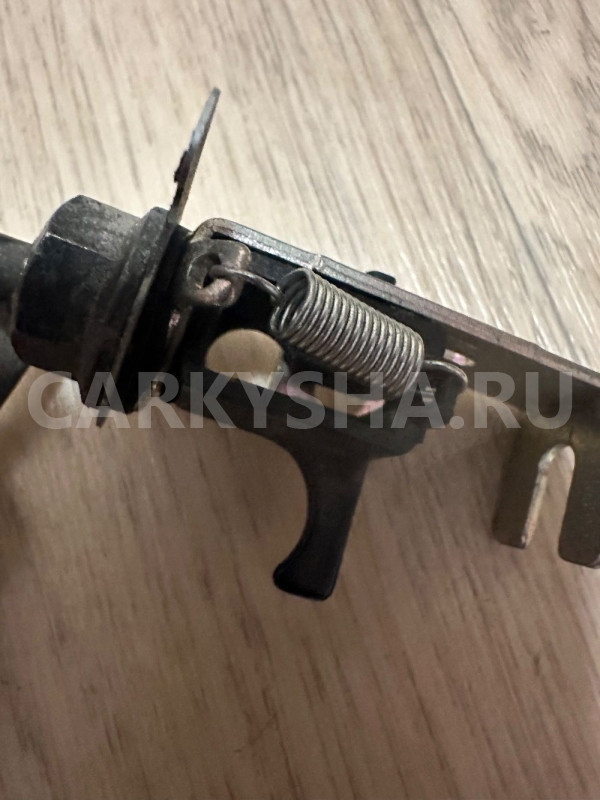 Замок лючка бензобака Mazda 3BK Mazda 2 оригинальный номер B095-56-890F