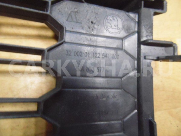 Решетка в бампер Skoda Rapid I рестайлинг (2017—2020) Skoda Rapid оригинальный номер 5JA853677C