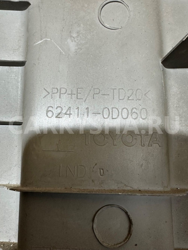 Обшивка центральной стойки правая Toyota Yaris 2 Toyota Yaris оригинальный номер 624110d060