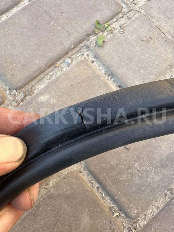 Уплотнитель крышки багажника Opel Astra J хэтч Opel Astra оригинальный номер 13258181