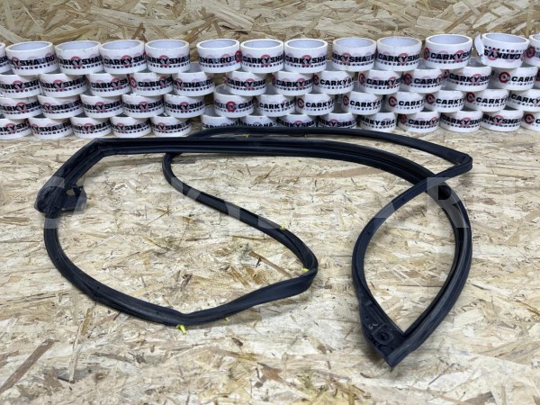 Уплотнитель двери передний левый Toyota Corolla XII (E210) – седан оригинальный номер 67862-02340