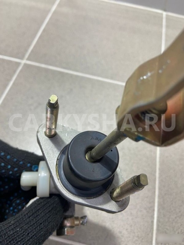 Цилиндр сцепления главный Lifan X60 2014 г Lifan X60 оригинальный номер S1608000