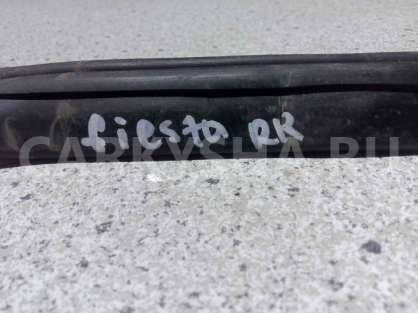 Уплотнитель двери Ford Fiesta Mk6 рестайлинг (2012—2019) Ford Fiesta оригинальный номер 1515630