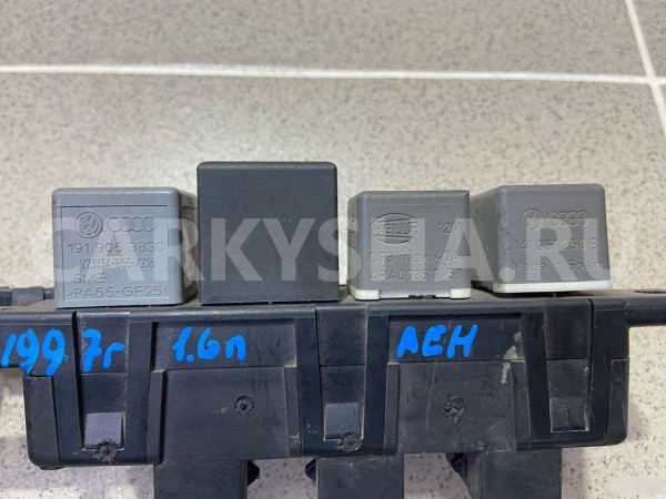 Блок предохранителей Audi A3 1997 г Audi 200 оригинальный номер 8L0941822