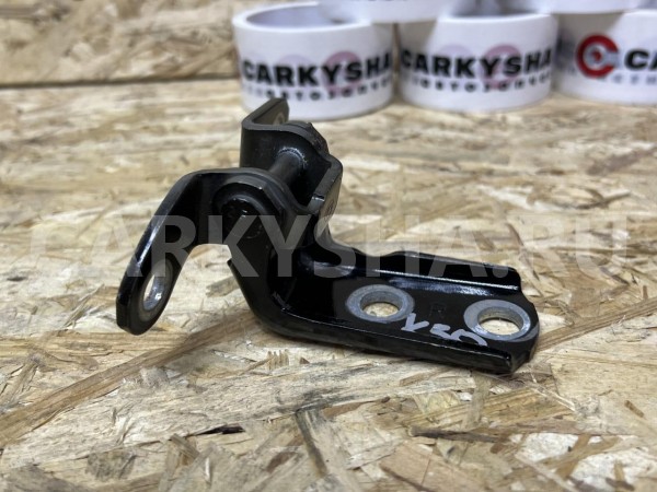 Петля двери задняя правая нижняя Toyota Camry VII (XV50) оригинальный номер 68770-52031
