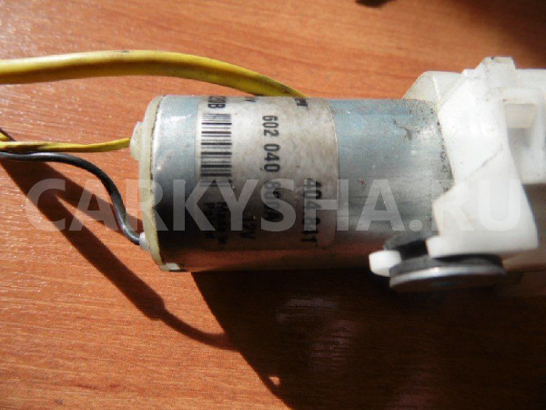 Моторчик регулировки ремня безопасности Volkswagen Touareg I (2002—2006) Volkswagen Touareg оригинальный номер 95580300802