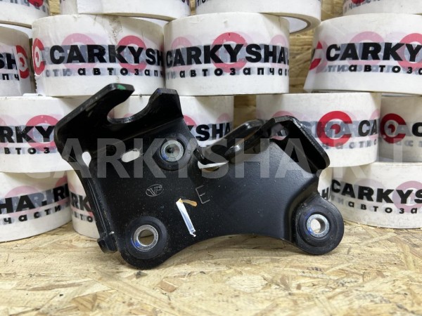 Кронштейн крепления троса КПП Toyota Corolla XII (E210) – седан оригинальный номер 335A0-0D010