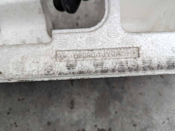 Пенопласт в бампер Nissan Tiida оригинальный номер 620901JY0A