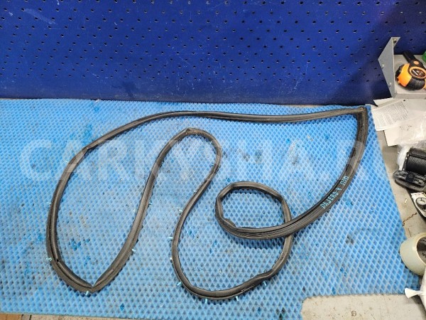 Уплотнитель двери Pajero 4 передней задней КОМПЛЕК Mitsubishi i оригинальный номер MR437145