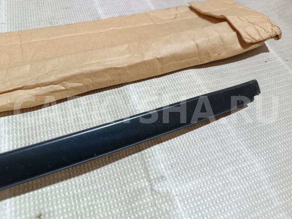 Молдинг лобового стекла правый Toyota Land Cruiser 