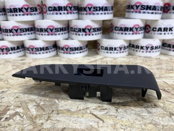 Накладка под кнопку задняя левая Toyota Highlander III (U50) оригинальный номер 74272-0E050