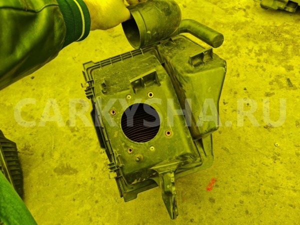 Корпус воздушного фильтра Nissan Elgrand 